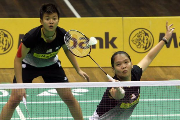 Lim Yin Loo (left) is partnering Lee Meng Yean in the women's doubles event at the Myanmar SEA Games.